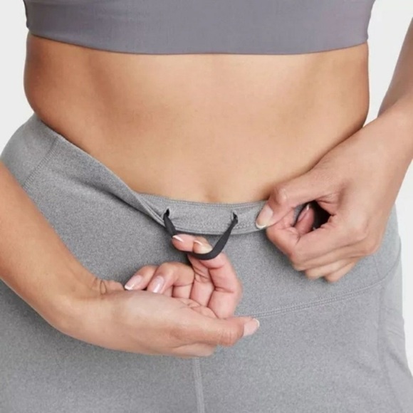 NWT All In Motion Target High Rise Sculpted Streamline High Rise Capri Leggings - Picture 2 of 10